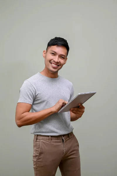 Bonito Sorridente Milenar Asiático Homem Roupas Casuais Segurando Tablet Digital — Fotografia de Stock