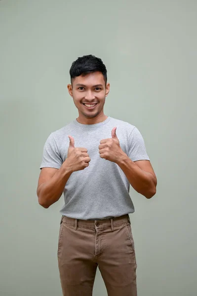 Guapo Sonriente Hombre Asiático Milenario Ropa Casual Que Muestra Los —  Fotos de Stock