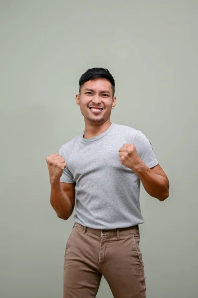 Feliz Homem Asiático Milenar Levantando Mãos Alegrando Sim Gesto Ganhando — Fotografia de Stock