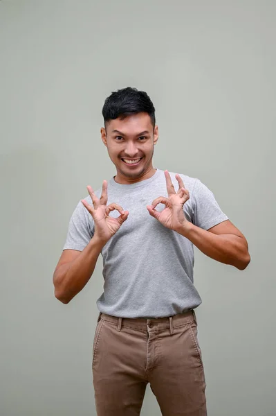 Alegre Sonriente Hombre Asiático Milenario Ropa Casual Que Muestra Signo —  Fotos de Stock