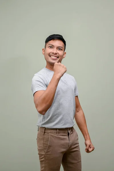 Χαμογελαστή Και Ευτυχισμένη Χιλιετή Ασίας Άνθρωπος Casual Ρούχα Σηκώνοντας Χέρι — Φωτογραφία Αρχείου