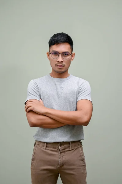 Stressad Och Allvarlig Tusenårig Asiatisk Man Casual Kläder Står Med — Stockfoto