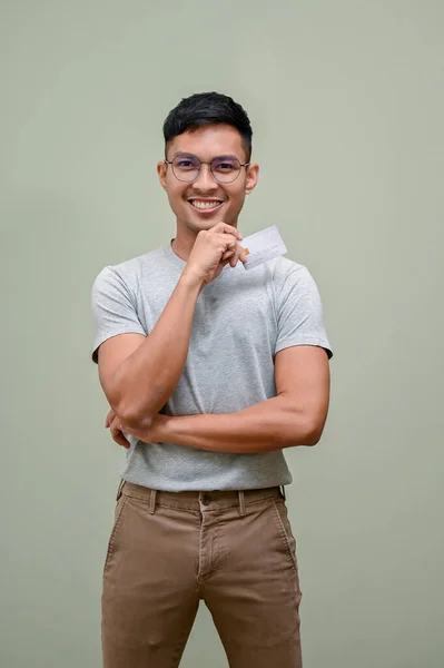 Sonriente Feliz Hombre Asiático Milenario Con Ropa Casual Gafas Sosteniendo —  Fotos de Stock