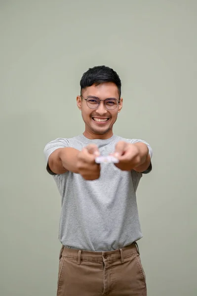 Retrato Sorrindo Alegre Milenar Asiático Homem Roupas Casuais Entregando Cartão — Fotografia de Stock