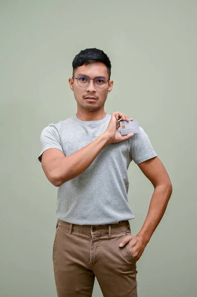 Milenyum Asyalı Ciddi Bir Adam Günlük Kıyafetler Gözlüklerle Izole Edilmiş — Stok fotoğraf