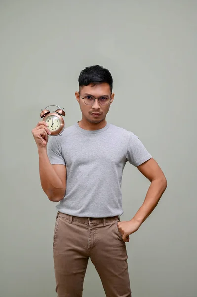 Hombre Asiático Milenario Serio Estresado Con Ropa Casual Gafas Sosteniendo —  Fotos de Stock