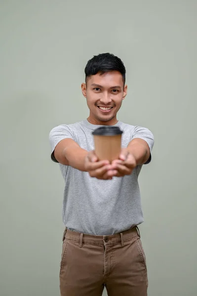 Feliz Sonriente Hombre Asiático Milenario Ropa Casual Entregando Una Taza —  Fotos de Stock
