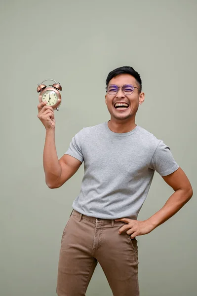 Alegre Riendo Hombre Asiático Milenario Ropa Casual Sosteniendo Reloj Despertador —  Fotos de Stock