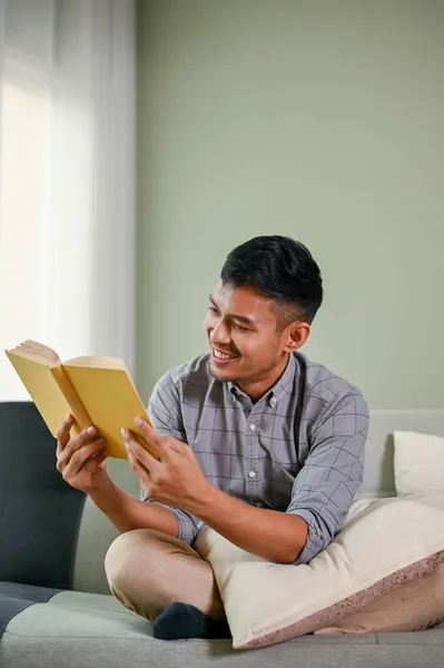 Glücklich Und Lächelnd Liest Ein Asiatischer Millennial Mann Ein Buch — Stockfoto