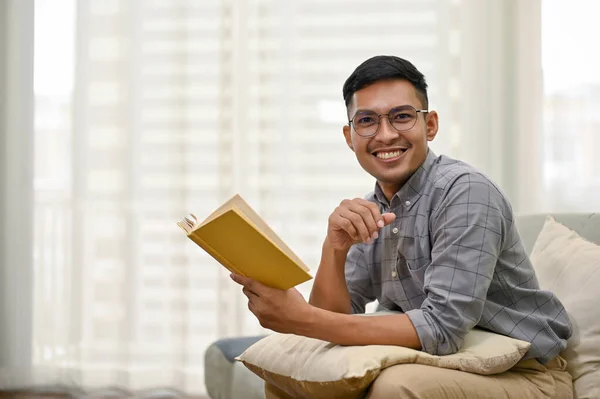 Yakışıklı Gülümseyen Milenyum Asyalı Adam Gündelik Giysiler Içinde Modern Oturma — Stok fotoğraf