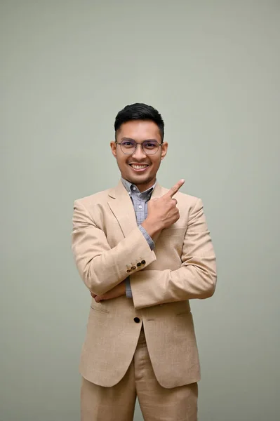 Retrato Sorrir Bonito Empresário Asiático Milenar Terno Negócios Formal Braços — Fotografia de Stock