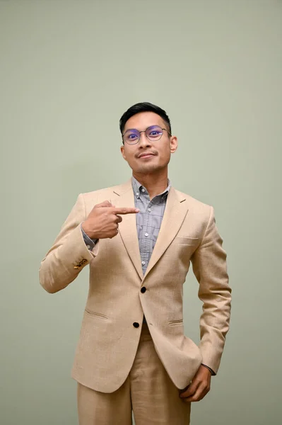 Snygg Tusenårig Asiatisk Affärsman Formell Kostym Pekar Finger Sidan Hand — Stockfoto