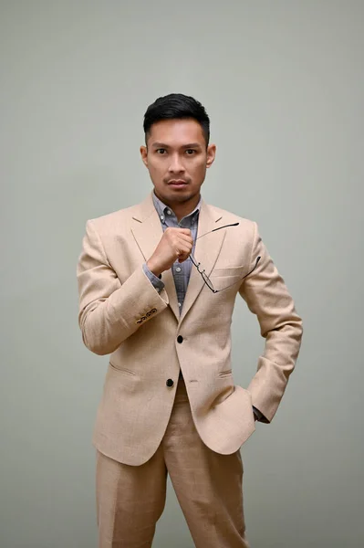 Sério Rigoroso Millennial Asiático Chefe Masculino Empresário Terno Negócios Formal — Fotografia de Stock