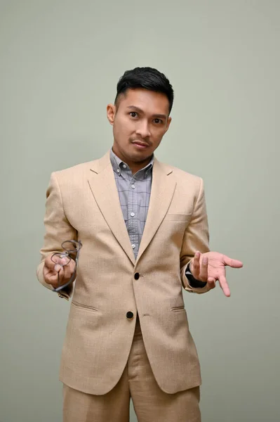 Infeliz Insatisfeito Millennial Asiático Chefe Masculino Empresário Terno Negócios Formal — Fotografia de Stock