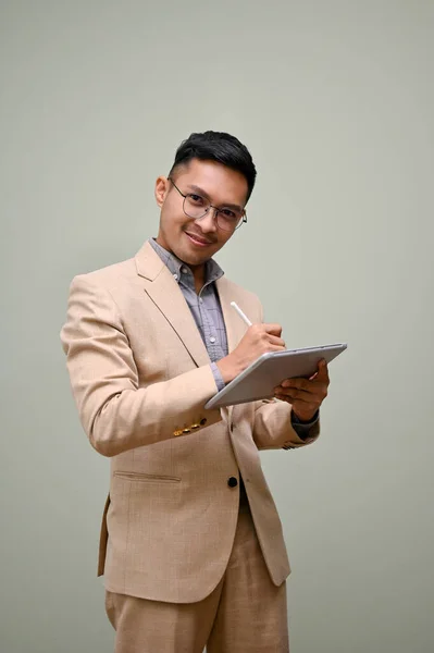 Porträtt Stilig Och Framgångsrik Tusenårig Asiatisk Affärsman Formell Kostym Och — Stockfoto