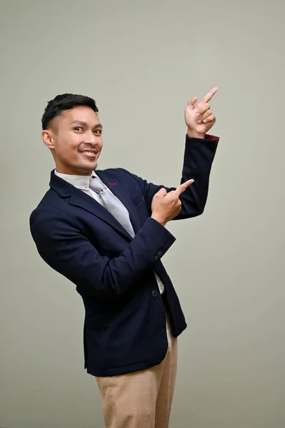Веселий Азійський Бізнесмен Формальному Діловому Костюмі Вказує Пальцями Вгору Усміхається — стокове фото