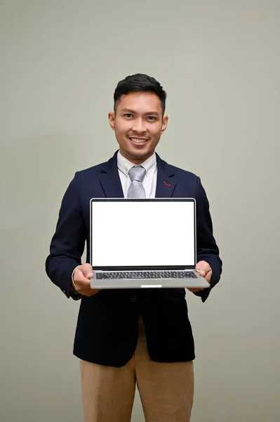 Bonito Milenar Asiático Empresário Segurando Laptop Mostrando Laptop Tela Branco — Fotografia de Stock