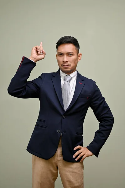 Tänksam Och Beslutsam Tusenårig Asiatisk Affärsman Formell Kostym Pekar Fingret — Stockfoto