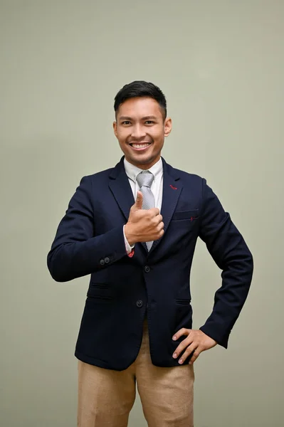 Empresário Asiático Bem Sucedido Feliz Milenar Terno Negócios Formal Mostrando — Fotografia de Stock