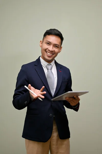 Talangfull Och Professionell Tusenårig Asiatisk Affärsman Formell Kostym Håller Tablett — Stockfoto