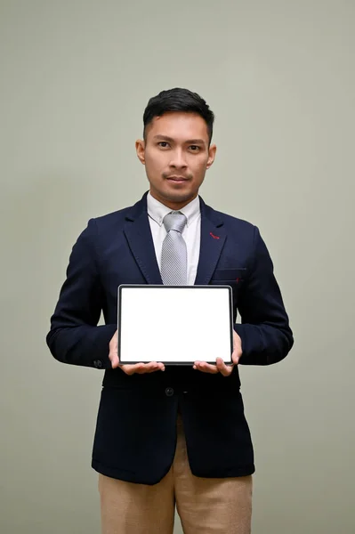 Guapo Reflexivo Empresario Asiático Milenario Sosteniendo Una Tableta Mostrando Maqueta —  Fotos de Stock