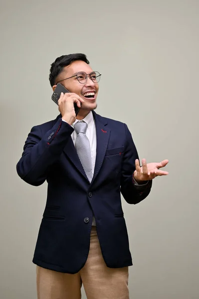 Leende Och Professionell Tusenårig Asiatisk Affärsman Talar Telefon Med Någon — Stockfoto