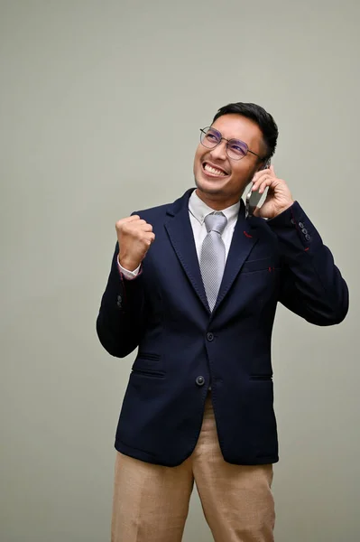 Портрет Веселого Успішного Бізнесмена Азії Офіційному Діловому Костюмі Телефоні Кимось — стокове фото