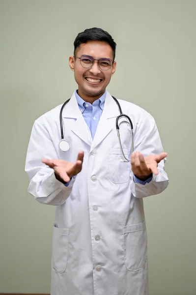 Πορτρέτο Χαμογελαστός Και Χαρούμενος Χιλιετής Ασιάτης Γιατρός Λευκό Παλτό Ανοίγει — Φωτογραφία Αρχείου