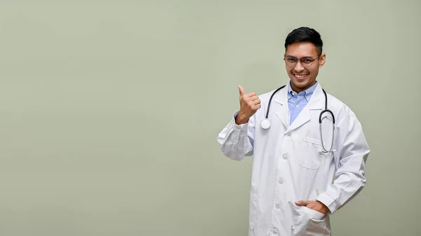 Beyaz Önlüklü Gülümseyen Asyalı Erkek Doktor Işaretini Gösteriyor Metninizi Göstermek — Stok fotoğraf