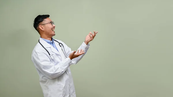 Alegre Rindo Milenar Asiático Médico Masculino Vestido Branco Está Olhando — Fotografia de Stock