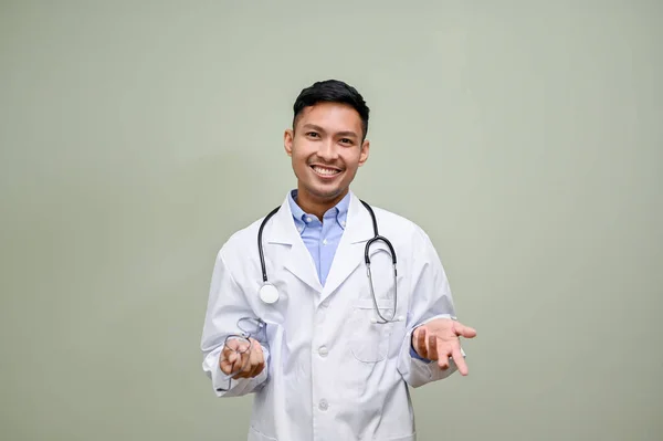 Leende Tusenårig Asiatisk Manlig Läkare Vit Klänning Med Sitt Stetoskop — Stockfoto
