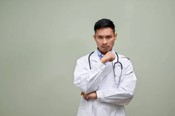 Estresado Reflexivo Médico Asiático Milenario Con Vestido Blanco Sosteniendo Sus — Foto de Stock