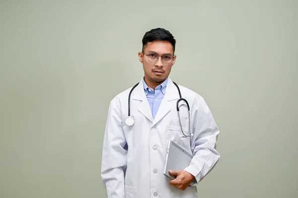 Pensativo Estressado Milenar Asiático Médico Masculino Vestido Branco Está Segurando — Fotografia de Stock