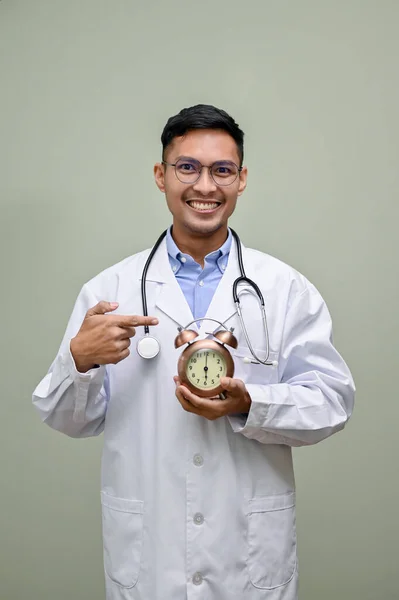 Glad Och Ler Tusenårig Asiatisk Manlig Läkare Vit Klänning Med — Stockfoto