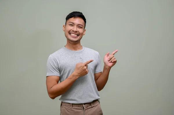 Alegre Sonriente Hombre Asiático Milenario Con Ropa Casual Señalando Sus —  Fotos de Stock