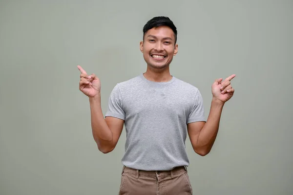 Sorrindo Milenar Asiático Homem Roupas Casuais Apontando Dedos Para Espaço — Fotografia de Stock