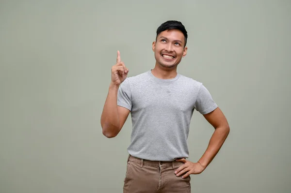 Alegre Guapo Hombre Asiático Milenario Ropa Casual Sonriendo Mirando Hacia —  Fotos de Stock