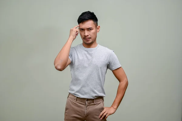 Pensativo Confuso Milenar Asiático Homem Roupas Casuais Faz Gesto Pensamento — Fotografia de Stock