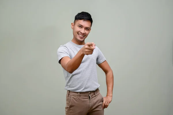 Bonito Alegre Milenar Asiático Homem Roupas Casuais Está Sorrindo Apontando — Fotografia de Stock