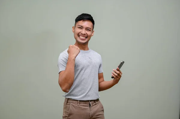 Glada Tusenårig Asiatisk Man Casual Kläder Visar Tummen Upp Hand — Stockfoto