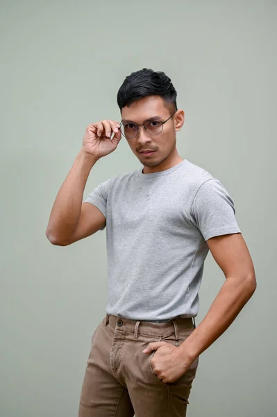 Allvarlig Tusenårig Asiatisk Man Casual Kläder Hand Ficka Vidröra Hans — Stockfoto