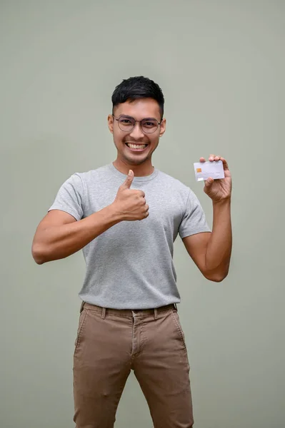 Retrato Hombre Asiático Milenario Sonriente Con Ropa Casual Mostrando Gesto —  Fotos de Stock
