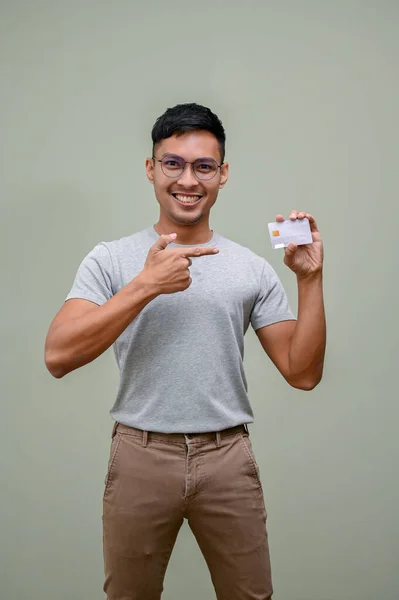 Sonriente Alegre Hombre Asiático Milenario Con Ropa Casual Señalando Dedo —  Fotos de Stock