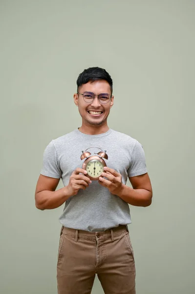 Sonriente Hombre Asiático Milenario Con Ropa Casual Sosteniendo Reloj Despertador —  Fotos de Stock