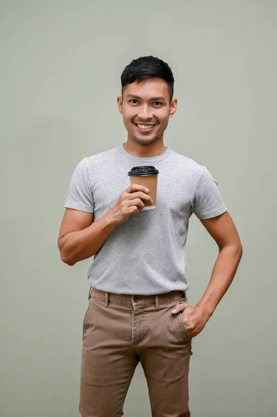 Przystojny Atrakcyjny Milenijny Azjata Luźnych Ciuchach Trzymający Filiżankę Kawy Wynos — Zdjęcie stockowe