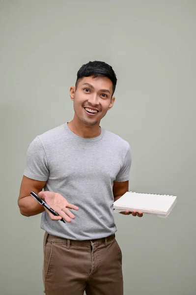 Sonriente Inteligente Hombre Asiático Milenario Con Ropa Casual Sosteniendo Cuaderno —  Fotos de Stock
