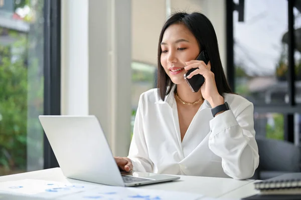 Attractive Professional Millennial Asian Businesswoman Talking Phone Her Business Partner — Stock Photo, Image
