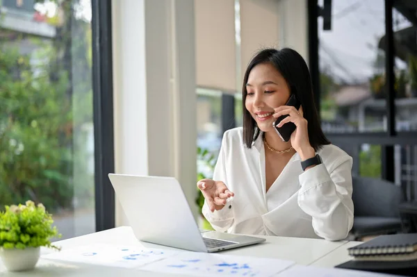 Attractive Professional Millennial Asian Businesswoman Talking Phone Her Business Partner — Stock Photo, Image