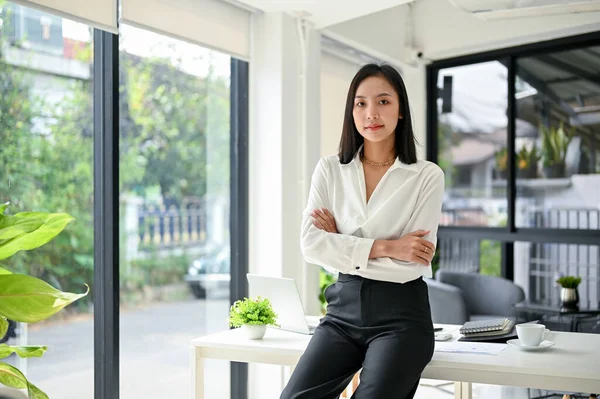 Довірлива Успішна Тисячолітня Азіатська Бізнесменка Або Генеральний Директор Жіночого Одягу — стокове фото