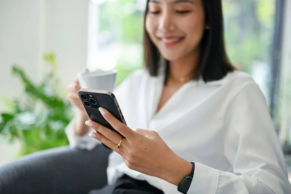 Mosolygó Gyönyörű Millenniumi Ázsiai Üzletasszony Használja Telefonját Kávézik Irodájában Szelektív — Stock Fotó